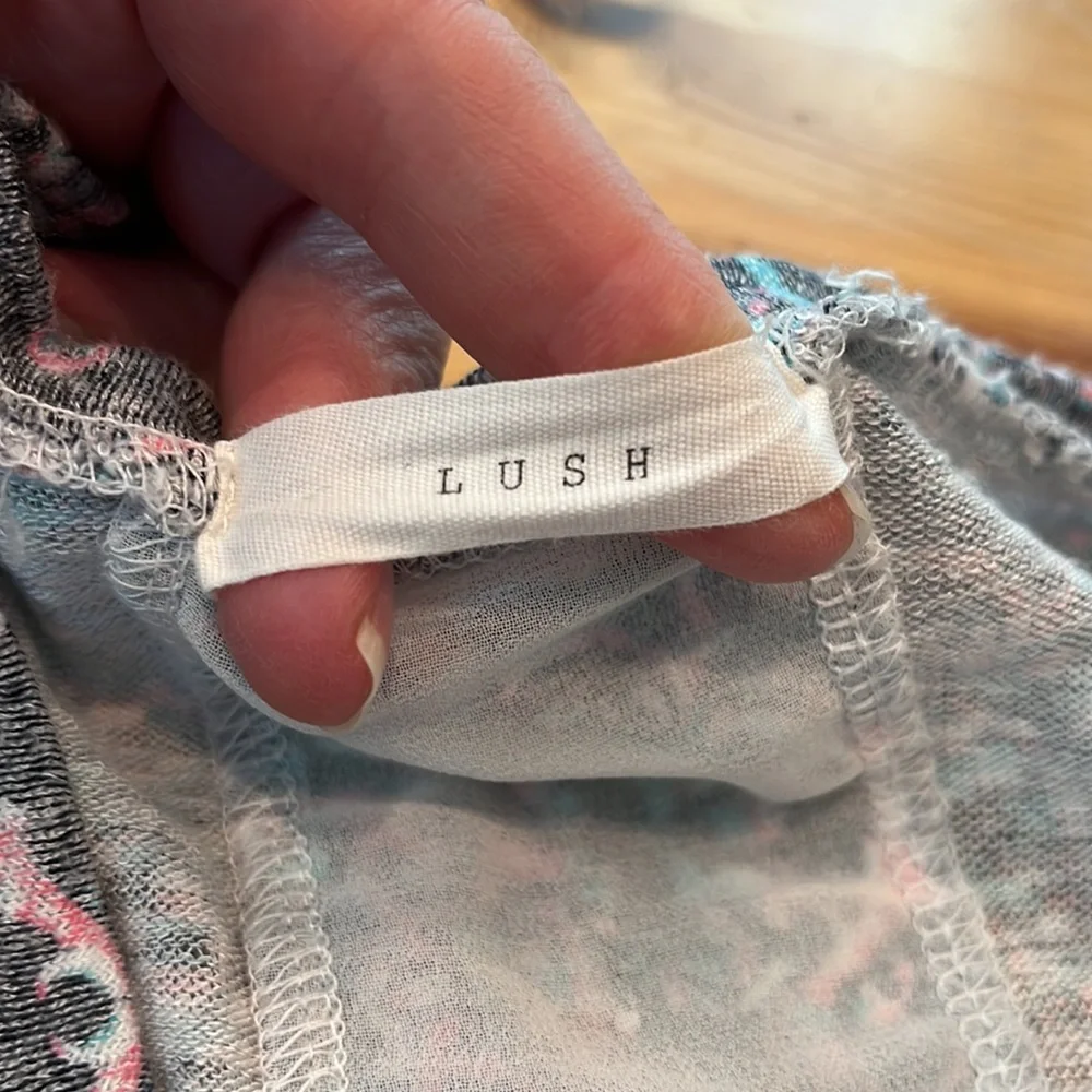 LUSH size XS sleeveless, flowy summer top, sheer detail in back- spring … - Picture 7 of 7